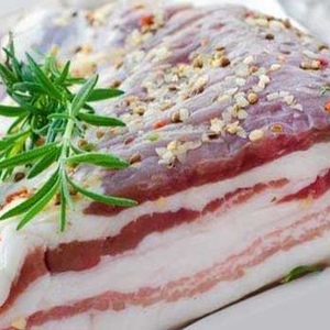 Шпик свиной Фермерский с мясной прослойкой чесноком Новосибирск